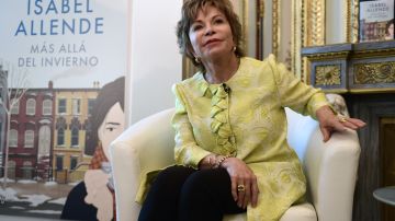 La escritora chilena Isabel Allende posa durante la presentación de su libro "Mas alla del invierno" en Madrid el 5 de junio de 2017.