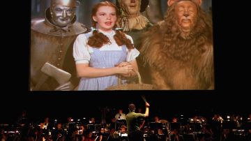 La Orquesta Sinfónica de Sydney durante un ensayo de "El Mago de Oz" frente a una pantalla grande en la Sala de Conciertos de la Ópera de Sydney el 21 de junio de 2006 en Sydney, Australia.