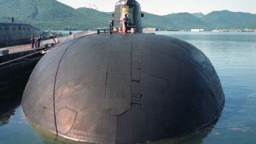El submarino nuclear ruso, Kursk, anclado en la base naval de Zapadnaya Litsa en el Óblast de Murmansk, Rusia, alrededor de 1995.