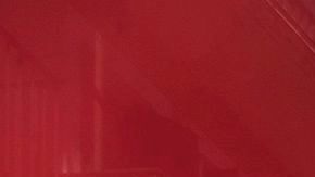 Activistas a favor de los derechos de los animales se esparcen polvo rojo mientras rompen "banderillas" falsas (lanzas para pinchar al toro) para protestar contra las corridas de toros y los encierros durante una manifestación convocada por Personas por el Trato Ético de los Animales (PETA) y Anima Grupos pro-animales de Naturalis en vísperas de las festividades de San Fermín en la ciudad de Pamplona, en el norte de España, el 5 de julio de 2017.