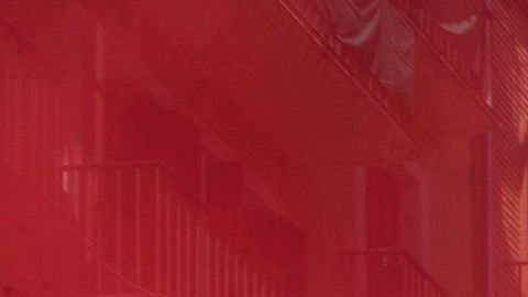 Activistas a favor de los derechos de los animales se esparcen polvo rojo mientras rompen "banderillas" falsas (lanzas para pinchar al toro) para protestar contra las corridas de toros y los encierros durante una manifestación convocada por Personas por el Trato Ético de los Animales (PETA) y Anima Grupos pro-animales de Naturalis en vísperas de las festividades de San Fermín en la ciudad de Pamplona, en el norte de España, el 5 de julio de 2017.