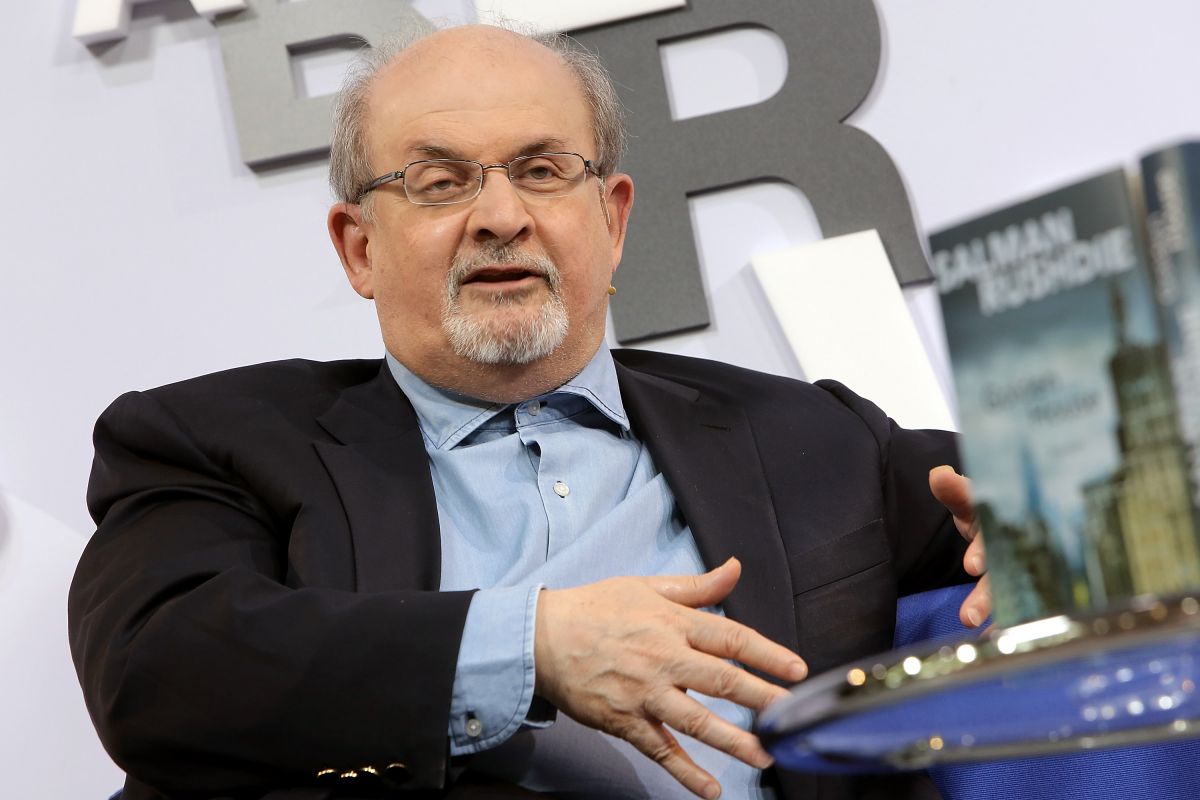 El escritor Salman Rushdie sufrió un ataque a puñaladas en NY que ha puesto en peligro su vida.