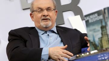 El escritor Salman Rushdie sufrió un ataque a puñaladas en NY que ha puesto en peligro su vida.