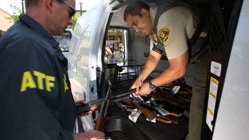 Las autoridades confiscaron armas, drogas y efectivo durante el operativo contra la pandilla East Side Playboys.