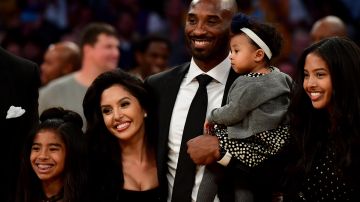 Vanessa y Kobe Bryant posando con sus hijos en el 2017.