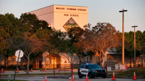 La escuela Marjory Stoneman Douglas, donde ocurrió la masacre en Parkland, se mantiene como quedó después del tiroteo.