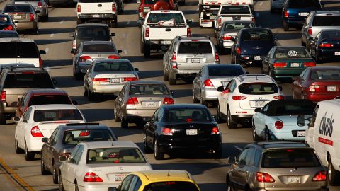 PASADENA, CA - DECEMBER 1: Morning commuters travel the 210 freeway between Los Angeles and cities to the east on December 1, 2009 near Pasadena, California. President Barack Obama will attend the international climate negotiations in Copenhagen next week with a vow to reduce US greenhouse gas emissions to about 17 percent below 2005 levels by 2020, and 83 percent by 2050. Meanwhile, California, which has some of the toughest clean air laws after decades of fighting some of the worst smog in the nation, is in the final phase of building a cap-and-trade market to provide incentives to reduce greenhouse emissions. More than 60 world leaders are expected to take part in the climate negotiations in Copenhagen. (Photo by David McNew/Getty Images)