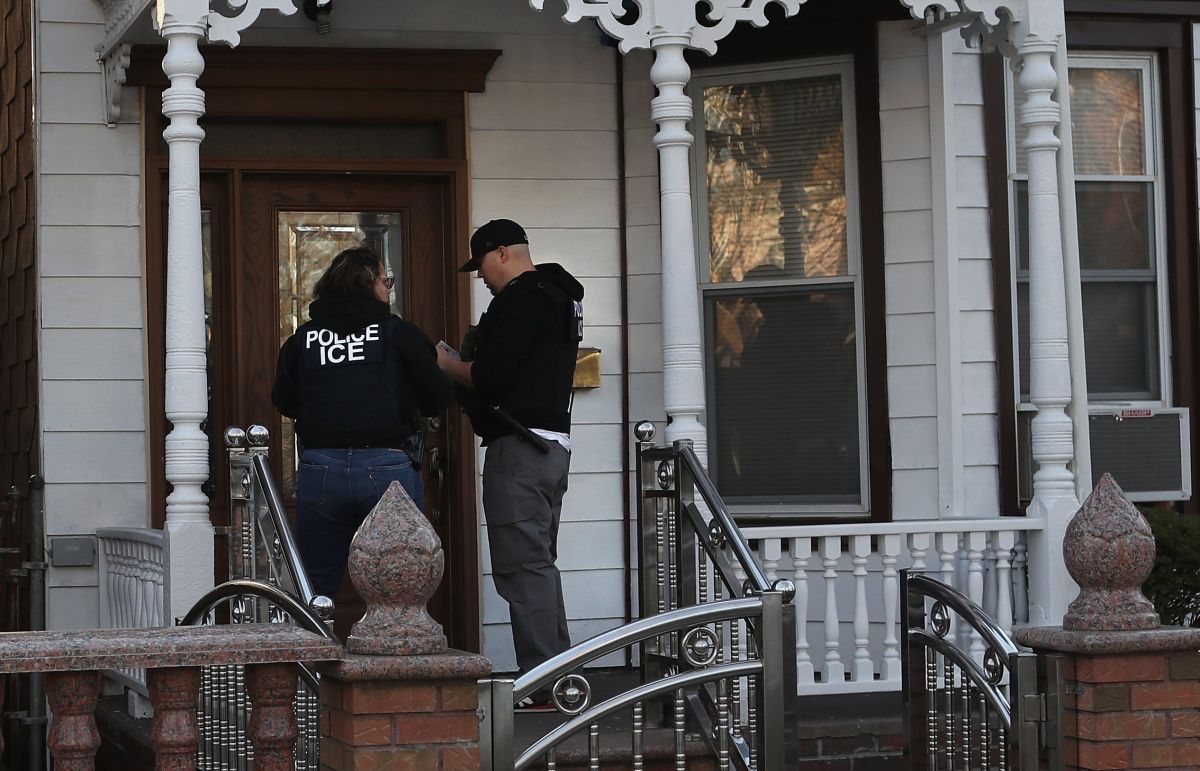 Los agentes de ICE pueden hacer redadas en viviendas, pero no entrar al inmueble sin una orden judicial.