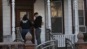 Los agentes de ICE pueden hacer redadas en viviendas, pero no entrar al inmueble sin una orden judicial.