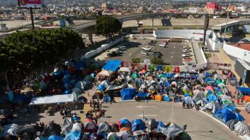 Gobierno de Biden pondrá fin al Quédate en México, lo que permitirá a solicitantes de asilo esperar en Estados Unidos