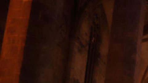 Grababa en una iglesia y encuentra un terrorífico hallazgo un cadáver