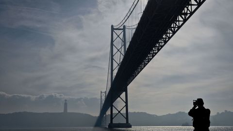 Hermanos saltan del Puente Martha's Vineyard, uno murió y el otro está desaparecido