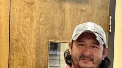 Heroico latino rescata a sus vecinos atrapados en un incendio por medio de un trampolín