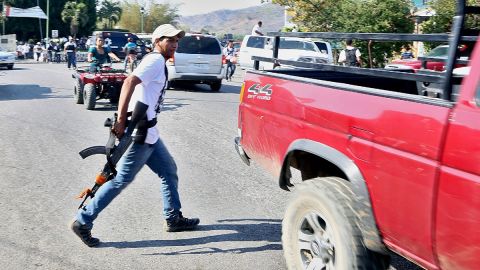 Hombre armado en Michoacán