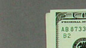 Hombre armado exige sus ahorros al banco, toma rehenes y amenaza con prenderse fuego