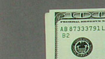 Hombre armado exige sus ahorros al banco, toma rehenes y amenaza con prenderse fuego