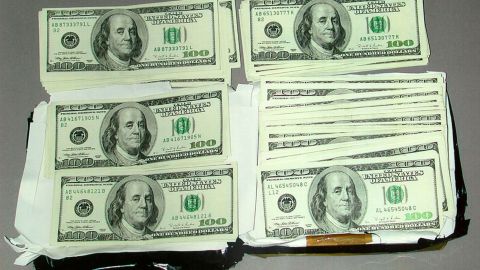 Hombre armado exige sus ahorros al banco, toma rehenes y amenaza con prenderse fuego