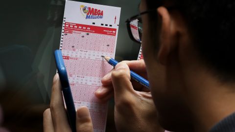 Hombre de Carolina del Norte descubre que ganó la lotería mientras celebra aniversario de boda