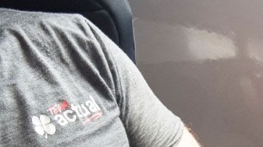 Hombre frente a computadora