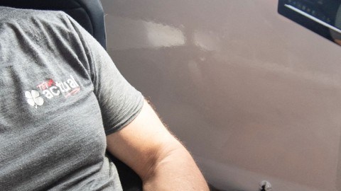 Hombre frente a computadora
