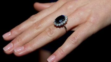 Hombre muere tras comprar anillo de compromiso, joyería lo envía a la novia con una emotiva carta