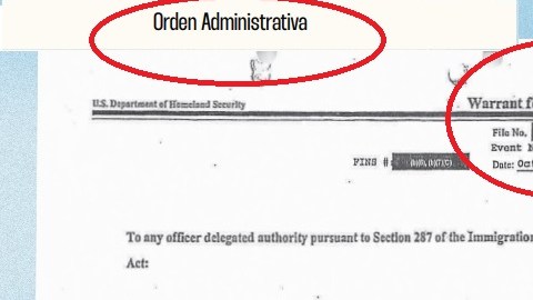 La orden administrativa es firmada por un oficial de ICE, mientras la judicial es firmada por un juez.