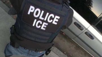 Los oficiales de ICE podrían cuestionar a un inmigrante cuando viaja en su auto.