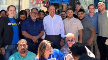 Rick Caruso recibe el apoyo del concejal Gil Cedillo para que sea el próximo alcalde de Los Ángeles. (Cortesía)