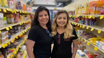 Las hermanas Peggi Carbonel y Catherine Palomino son propietarias de Piscos Sour Market,, un supermercado de productos sudamericanos en Los Ángeles. (Araceli Martínez/La Opinión)