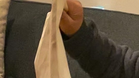 Andrea juega con los juguetes educativos creados por sus padres. Enrique y María Jiménez. (Cortesía Sofia the Brave)