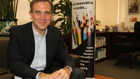 Lorenzo Córdova en sus oficinas del INE.