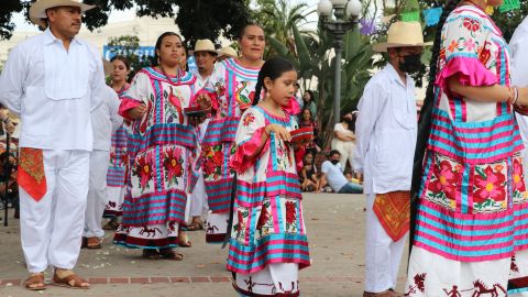 Integrantes del grupo Princesa Donaji que dirige Aldo Cruz, bailan sones mazatecos.