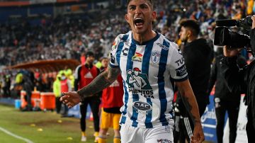Victor "Pocho" Guzmán en festejo de gol.