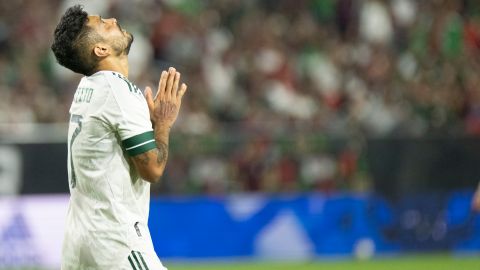 Jesús Corona durante un partido amistoso del Tri.