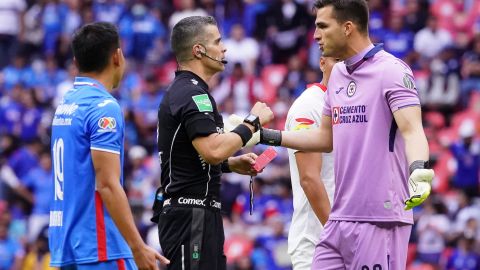 Fernando Hernández fue suspendido por la Liga MX por su pésima actuación en el partido entre Cruz Azul y Toluca.