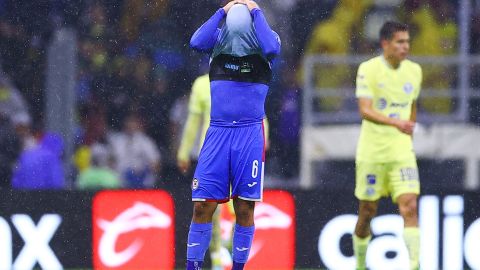 Erik Lira, jugador de Cruz Azul, en lamento por la derrota.