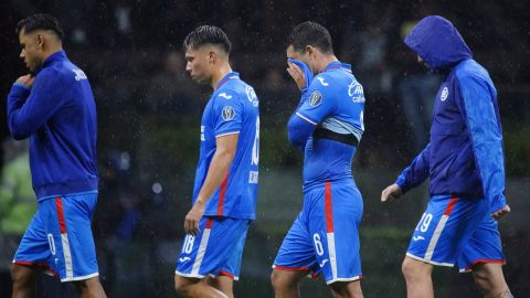 La imagen que le duele a la afición de Cruz Azul: sus jugadores humillados contra el América.