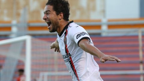 Giovani Hernández celebra su gol olímpico.