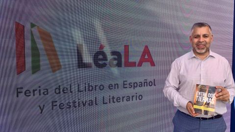 Juan Carlos Hidalgo, una personalidad de la radio en California presenta su libro Entre Dos Tierras.(Araceli Martínez/La Opinión)