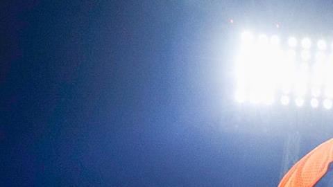 Juan Dinenno (abajo) de Pumas celebra un gol anotado a Tigres hoy, durante un juego de la jornada 16 del torneo mexicano de fútbol.