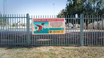 Los carteles son parte del programa de alcance en las comunidades de la campaña LA vs. Hate. (Suministrada)