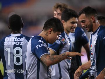 La Chofis López de Pachuca celebra un gol con sus compañeros, durante el partido por la jornada 16 del torneo Apertura 2022 de la Liga MX entre Tuzos del Pachuca y el Club Altas.