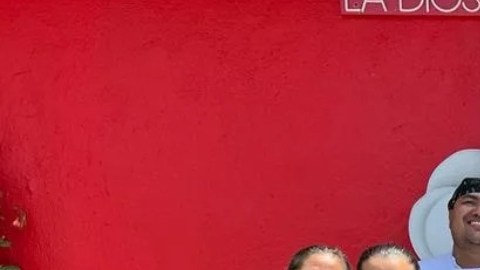 Rocío Camacho y su equipo de trabajo con la placa Michelin 2021. (Suministrada)