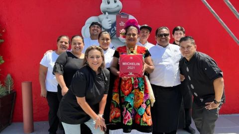 Rocío Camacho y su equipo de trabajo con la placa Michelin 2021. (Suministrada)