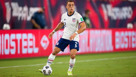 La titularidad de Sergiño Dest en Estados Unidos se ve en peligro por su poca continuidad en el Barca.