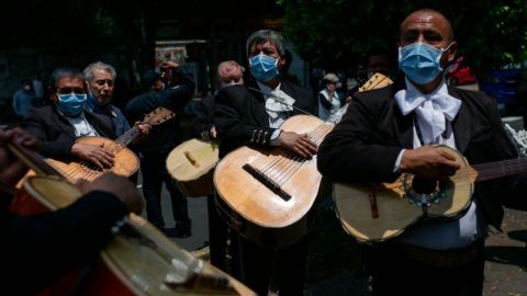 Le lleva mariachi a su novia a la escuela, ella lo batea (VIDEO)