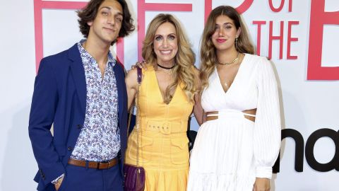 Lili Estefan junto a sus hijos Lorenzo y Lina Luaces.