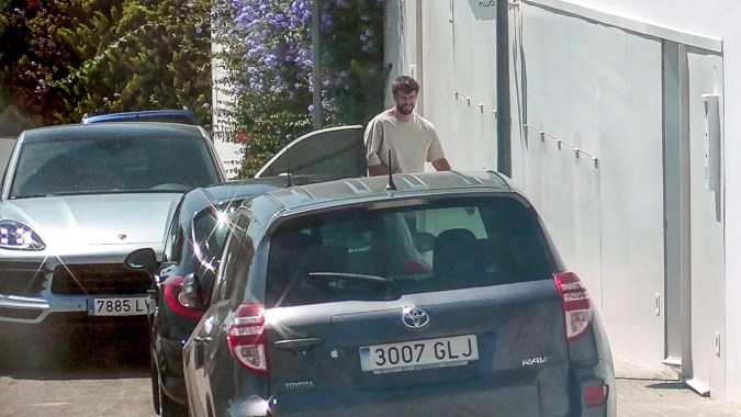 Gerard Piqué visitó la que fue su casa por más de 10 años, pero lo hizo para recoger a sus hijos (The Grosby Group)