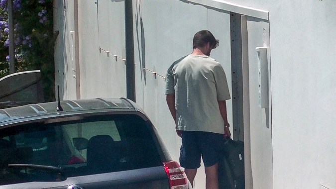 Como si se tratara de un desconocido, Piqué debe esperar a sus hijos afuera de la que fue su casa (The Grosby Group)
