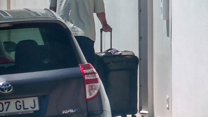 Piqué ayudó a sus retoños a cargar su pesada maleta, en la que llevaban diversos juegos de outfits para dos semanas (The Grosby Group)